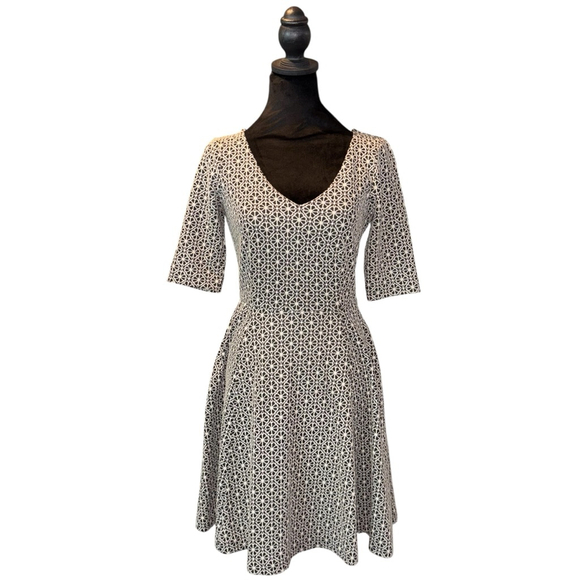 Boden Jacquarf Dress Size 6 Petite Black and White Patterned V-Neck 3/4 sleevel - Picture 2 of 10